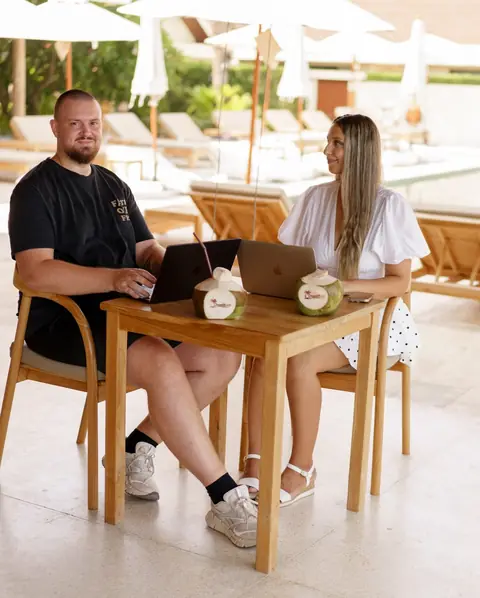 Nico und Viktoria, die Gründer von Dreamlife.now, arbeiten gemeinsam am Laptop